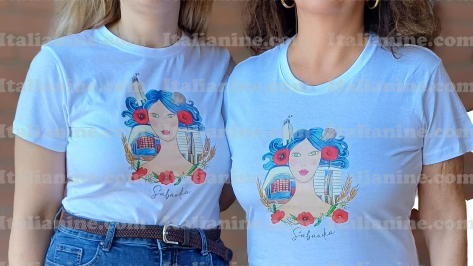 Due donne indossano le magliette Italianine dedicate a Sabaudia